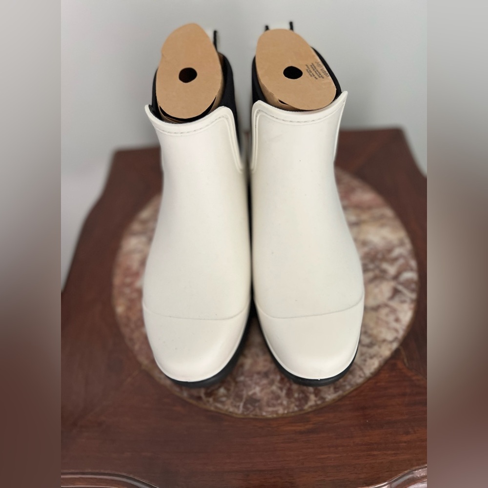 UGG Chelsea Rainboots.  NEW, only tried on. Size 7